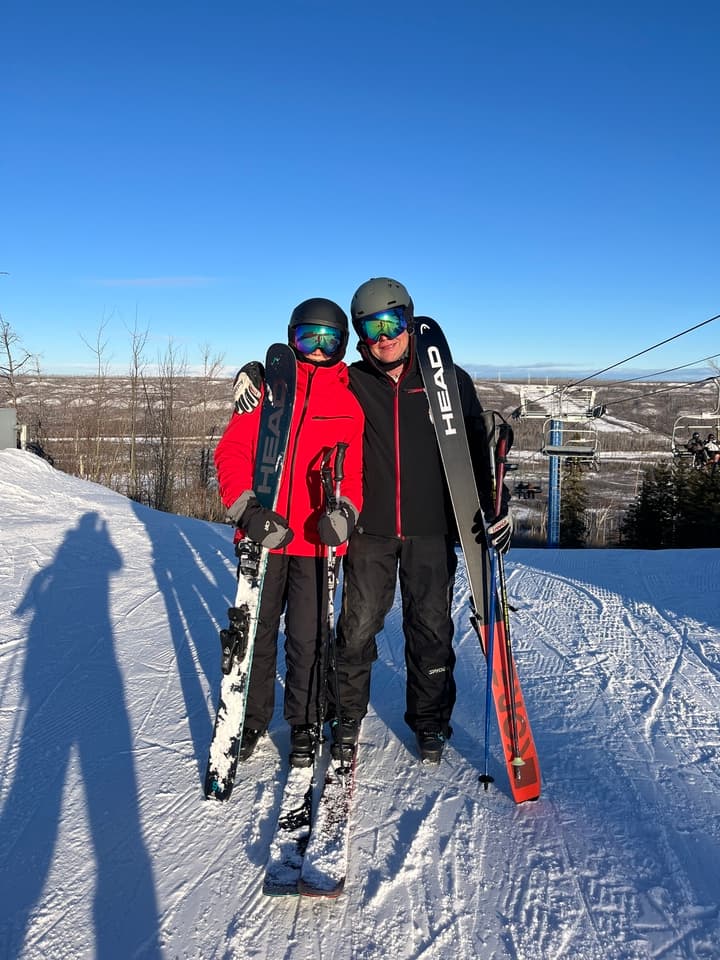 Un duo père-fille réalise une tournée historique de ski dans toutes les stations de ski de l'Alberta